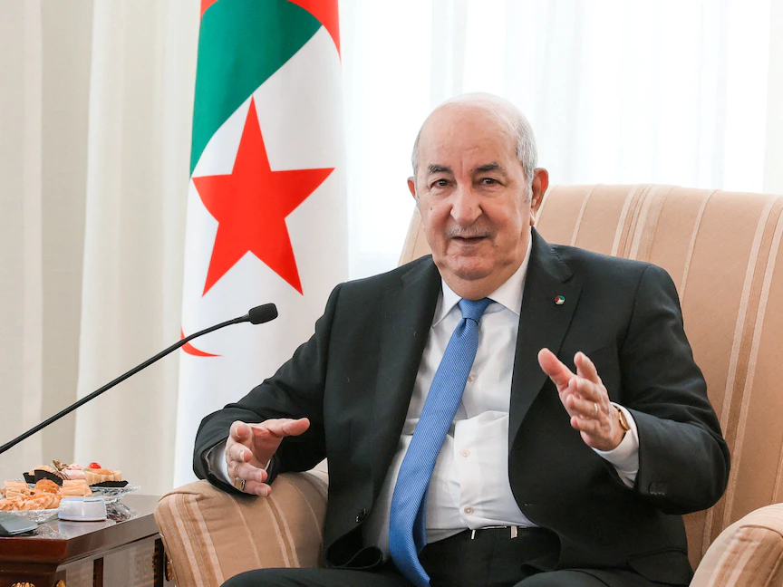 الرئيس الجزائري عبد المجيد تبون في اجتماع مع وزير الخارجية الروسي سيرجي لافروف عند زيارة الأخير إلى الجزائر. مايو 2022. - via REUTERS