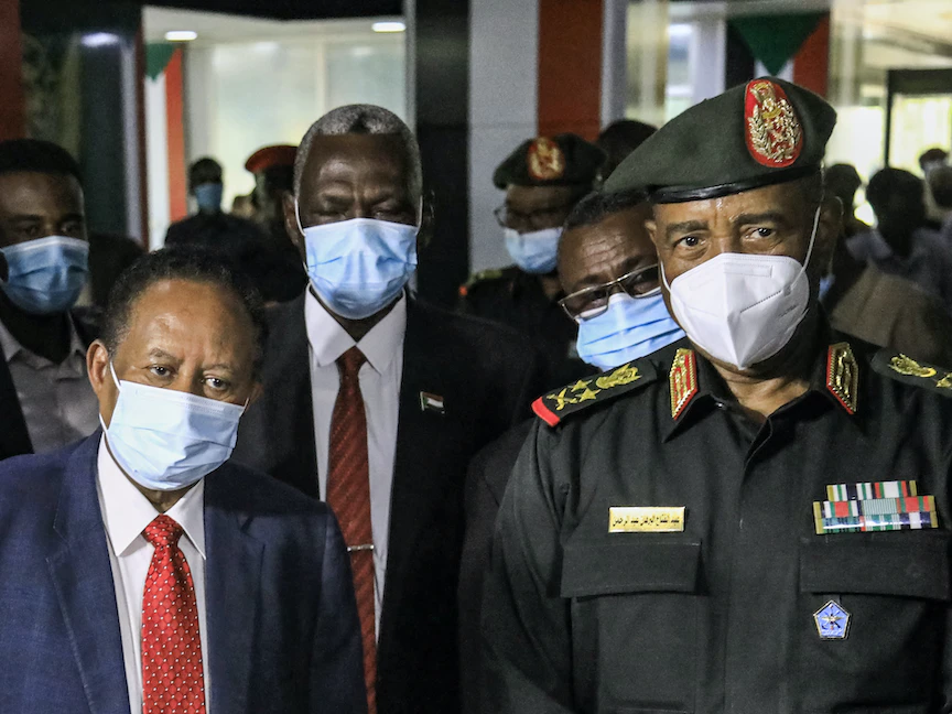 رئيس الوزراء السوداني عبد الله حمدوك (يسار) ورئيس مجلس السيادة الفريق أول عبد الفتاح البرهان في مقر القيادة العامة للقوات المسلحة بالعاصمة الخرطوم - 26 أبريل 2021. - AFP