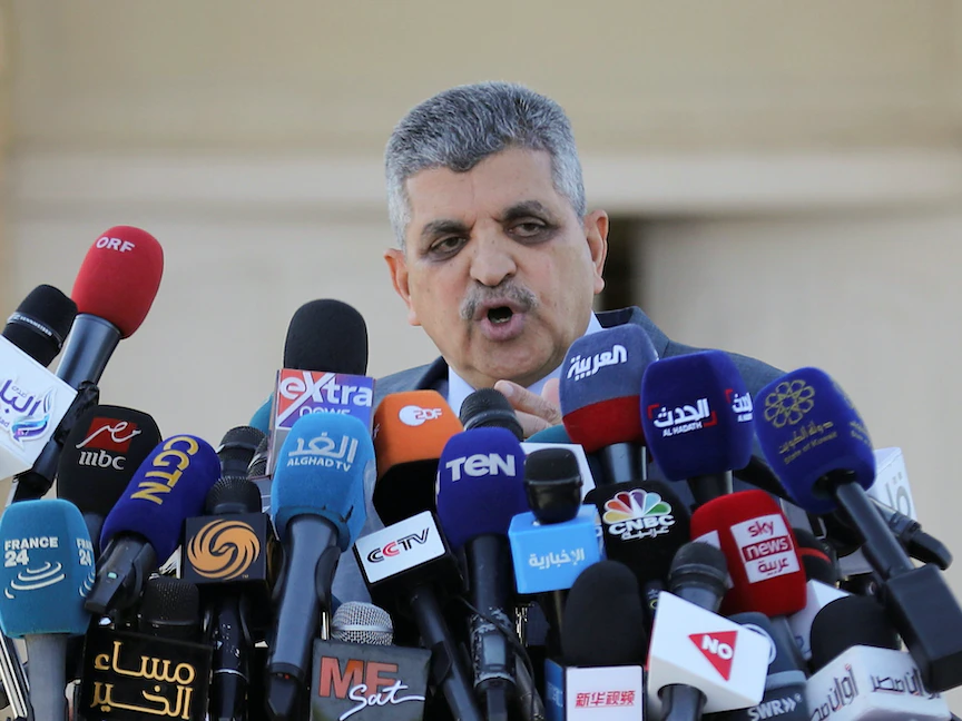 رئيس هيئة قناة السويس الفريق أسامة ربيع خلال مؤتمر صحافي- 27 مارس 2021 - REUTERS