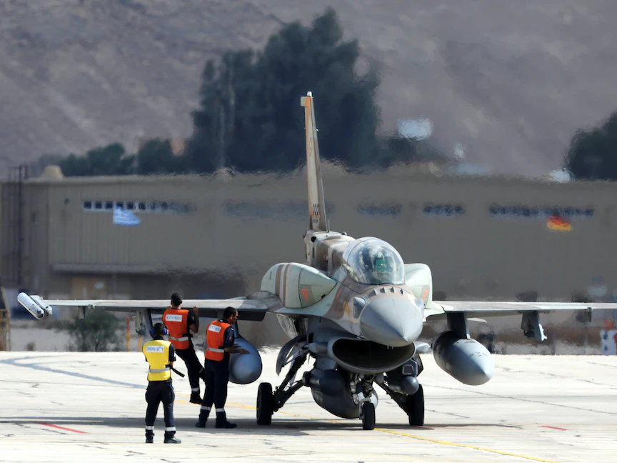 طاقم مقاتلة إسرائيلية من طراز "إف 16" قبل إقلاعها خلال تدريب دولي جنوب إسرائيل- 8 نوفمبر 2017 - REUTERS