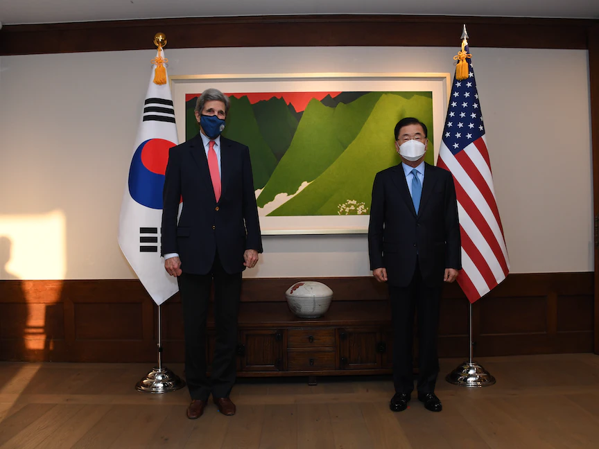 المبعوث الأميركي للمناخ جون كيري ووزير خارجية كوريا الجنوبية تشونغ إيوي يونغ في سيول - 17 أبريل 2021 - AP