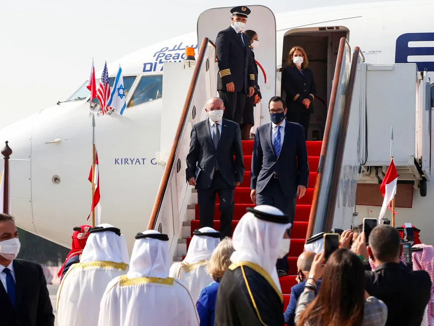 وزير الخزانة الأميركي ستيفن منوشين ومستشار الأمن القومي الإسرائيلي مائير بن شبات لدى وصولهما إلى المنامة، 18 أكتوبر 2020 - AFP