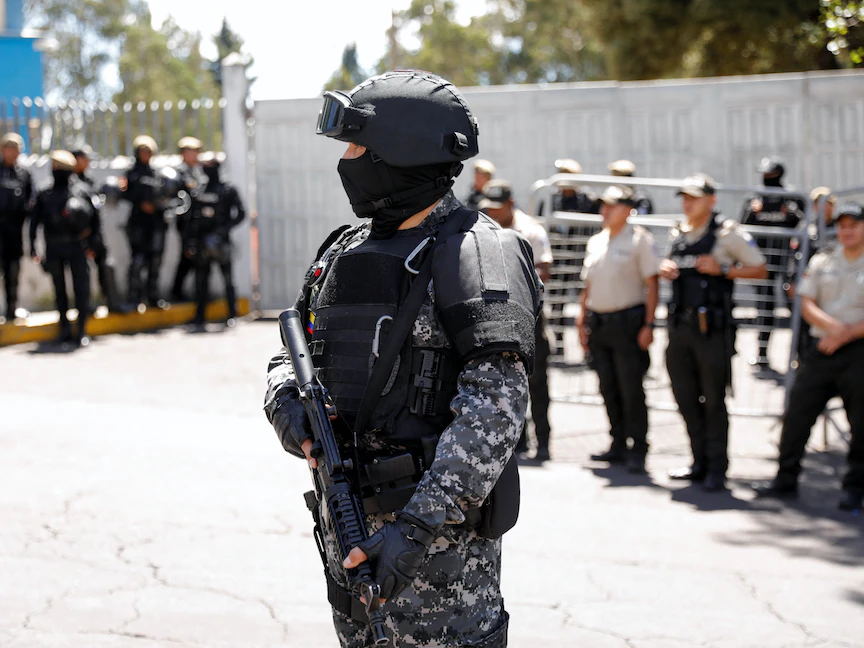 ضباط الشرطة يقفون خارج مشرحة في الإكوادور قبل نقل جثة المرشح الرئاسي الإكوادوري فرناندو فيلافيسينسيو. 10 أغسطس 2023 - REUTERS