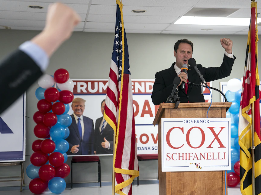 الجمهوري دان كوكس بعد فوزه بترشيح الحزب للمنافسة على منصب حاكم ولاية ماريلاند. 19 يوليو 2022 - AFP