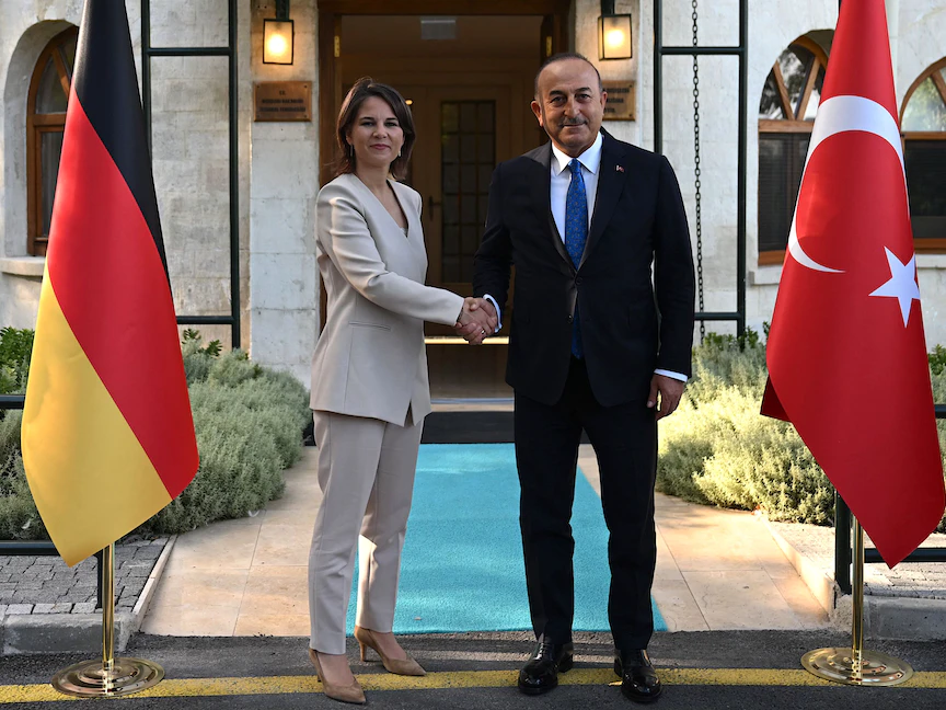 وزير الخارجية التركي مولود جاويش أوغلو يستقبل نظيرته الألمانية أنالينا بيربوك في إسطنبول - 29 يوليو 2022 - AFP