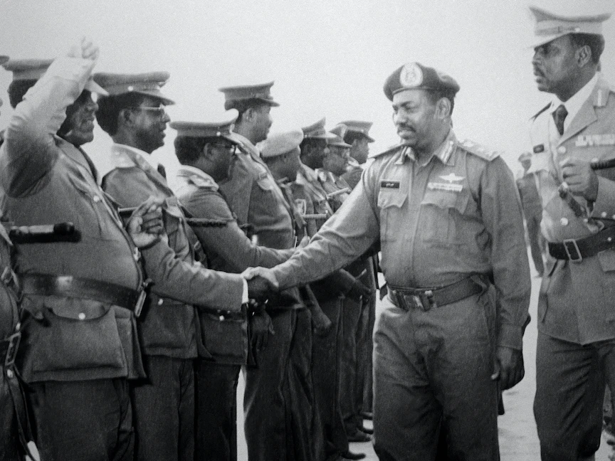 حاكم "المجلس الثوري" وزعيم الانقلاب العسكري اللواء عمر البشير(وسط) يرحب بضباط آخرين في المجلس الثوري، وقد تولى السلطة بعد الإطاحة بالحكومة المدنية برئاسة الصادق المهدي في انقلاب في 30 يونيو 1989 - AFP