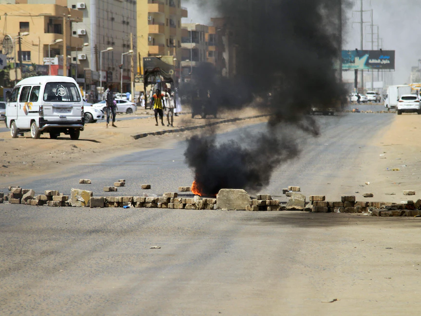 متظاهرون سودانيون يغلقون طريقاً بالطوب خلال احتجاجات في الخرطوم - 26 فبراير 2022 - AFP