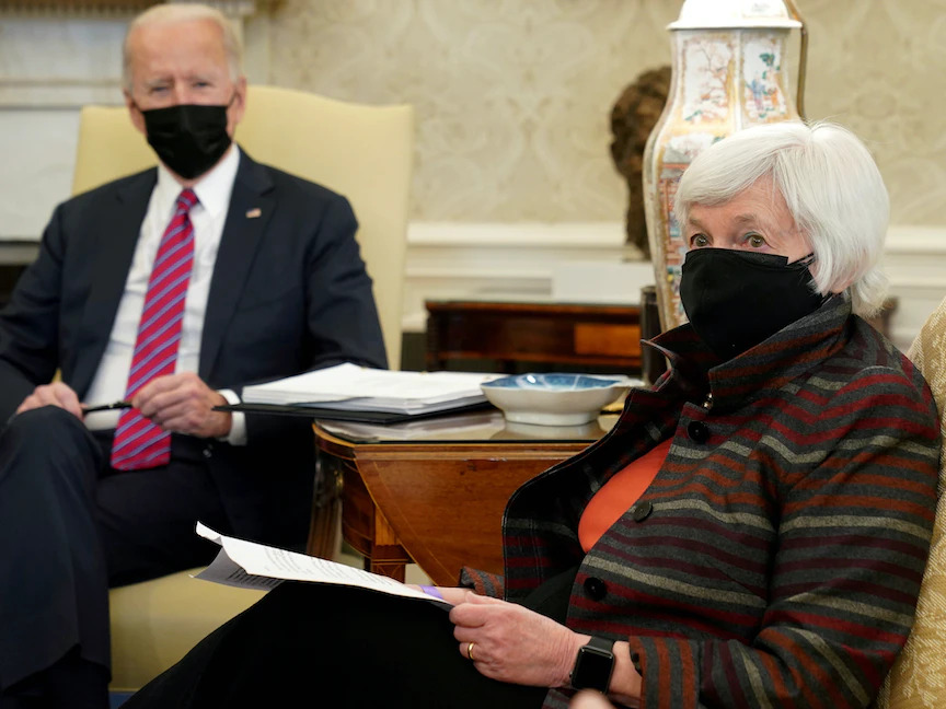 وزيرة الخزانة الأميركية جانيت يلين مع الرئيس الأميركي جو بايدن في البيت الأبيض - 29 يناير 2021 - REUTERS