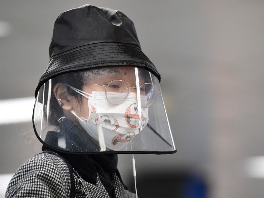 الأقنعة البلاستيكية تنافس الكمّامات.. هل نعتاد ارتداءها؟