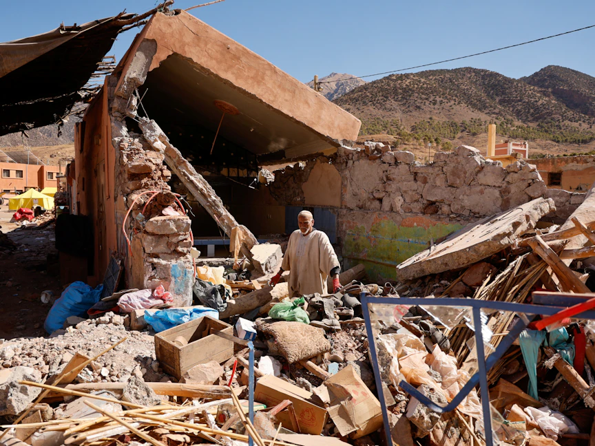 رجل مغربي يقف بين الركام عقب انهيار منزله جراء الزلزال الذي ضرب مدينة مراكش. 16 سبتمبر 2023 - REUTERS