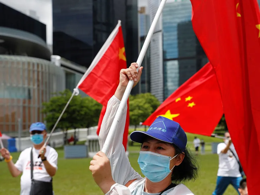 مؤيدون للصين في هونغ كونغ يحتفلون بإقرار قانون الأمن القومي - REUTERS