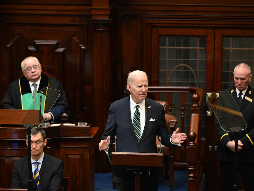 الرئيس الأميركي جو بايدن يلقي خطاباً أمام البرلمان الإيرلندي في دبلن. 13 أبريل 2023 - AFP