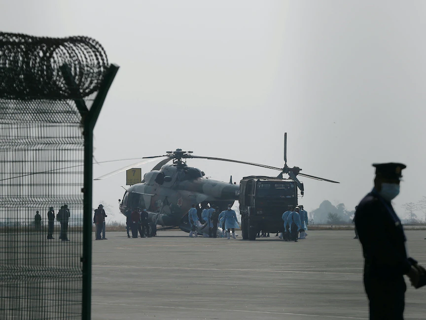 نقل جثث ضحايا تحطم طائرة في مدينة "بوخارا" النيبالية إلى طائرة مروحية من أجل إعادتهم إلى العاصمة كاتماندو. 17 يناير 2023 - REUTERS