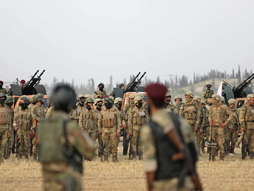 قوات مدعومة من تركيا تشارك في مناورة عسكرية في ريف مدينة منبج شمالي سوريا - 2 يونيو 2022 - AFP