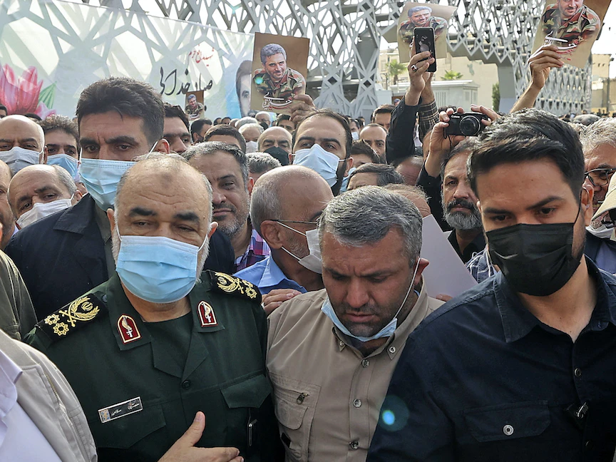 قائد الحرس الثوري الإيراني حسين سلامي يشارك في جنازة العقيد بالحرس الثوري صياد خدائي والذي تتهم طهران تل أبيب بالوقوف وراء مقتله، طهران 24 مايو 2022 - AFP