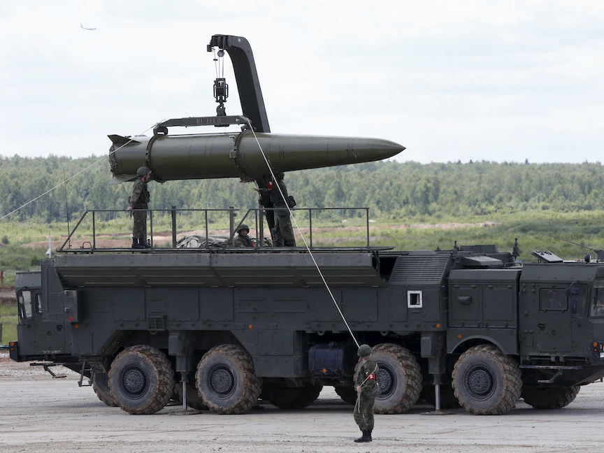 صاروخ "إسكندر" النووي التكتيكي "منخفض القوة" خلال عرض عسكري في العاصمة الروسية موسكو. 17 يونيو 2015 - REUTERS