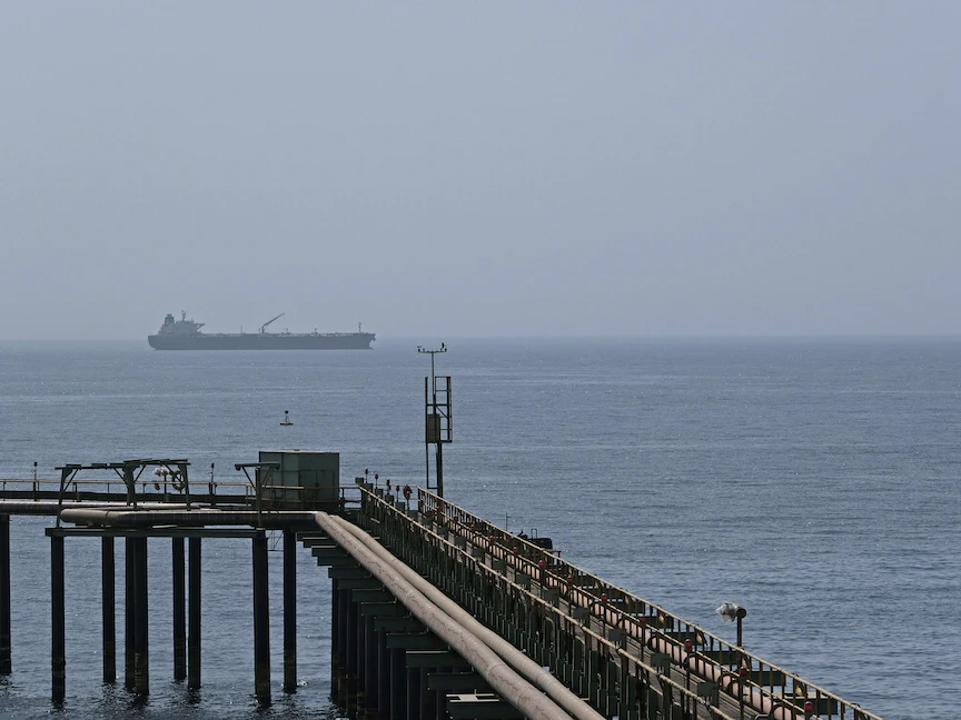 ناقلة نفط تغادر ميناء الزويتينة النفطي على البحر المتوسط في ليبيا- 4 أكتوبر 2020 - REUTERS