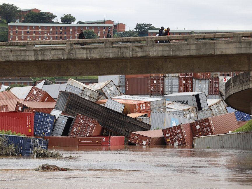 فيضانات تودي بحياة 259 شخصاً في جنوب إفريقيا