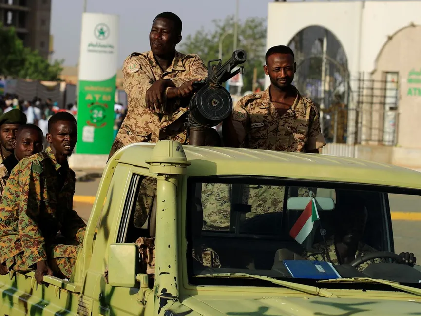 جنود سودانيون في مركبة عسكرية بالقرب من وزارة الدفاع في الخرطوم (أرشيفية) - REUTERS