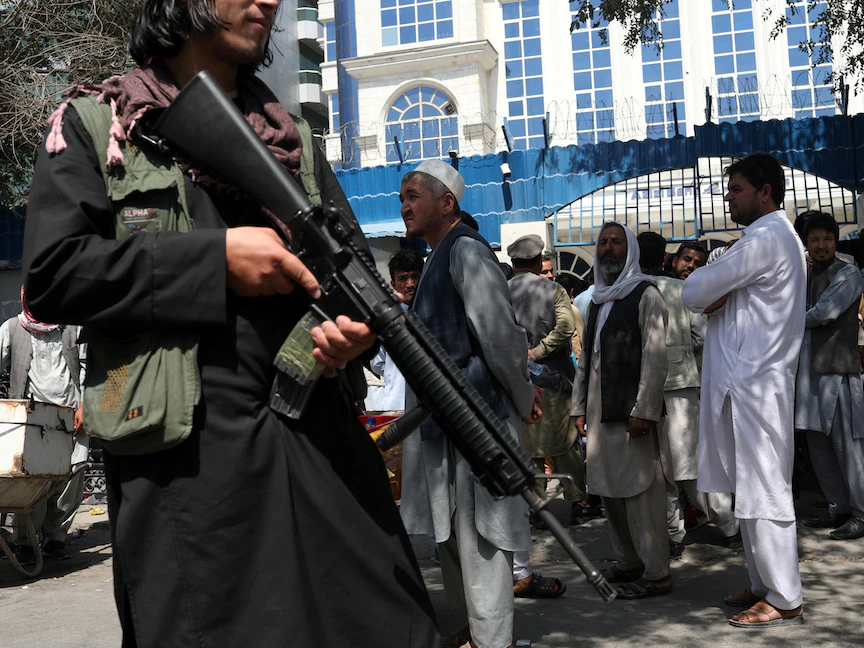 مسلّح من حركة "طالبان" أمام بنك في العاصمة الأفغانية كابول - 4 سبتمبر 2021 - via REUTERS