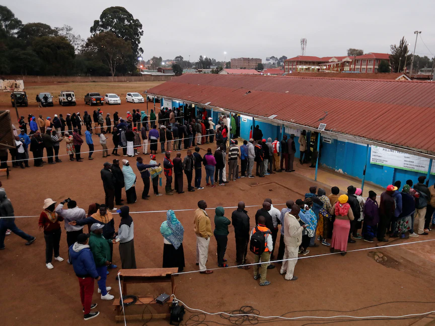 اصطفاف الناخبين قبل الإدلاء بأصواتهم خلال الانتخابات العامة في نيروبي، كينيا - 9 أغسطس 2022 - REUTERS