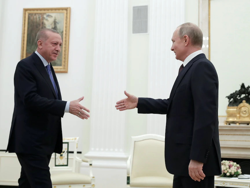 الرئيس الروسي فلاديمير بوتين يصافح الرئيس التركي رجب طيب أردوغان خلال اجتماع في موسكو- 5 مارس 2020 - REUTERS
