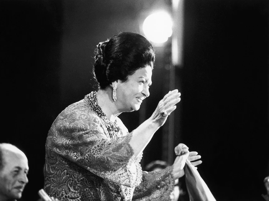 المغنية المصرية الراحلة أم كلثوم خلال حفل فني في مسرح "أولمبيا" في باريس - 1967 - Getty Images