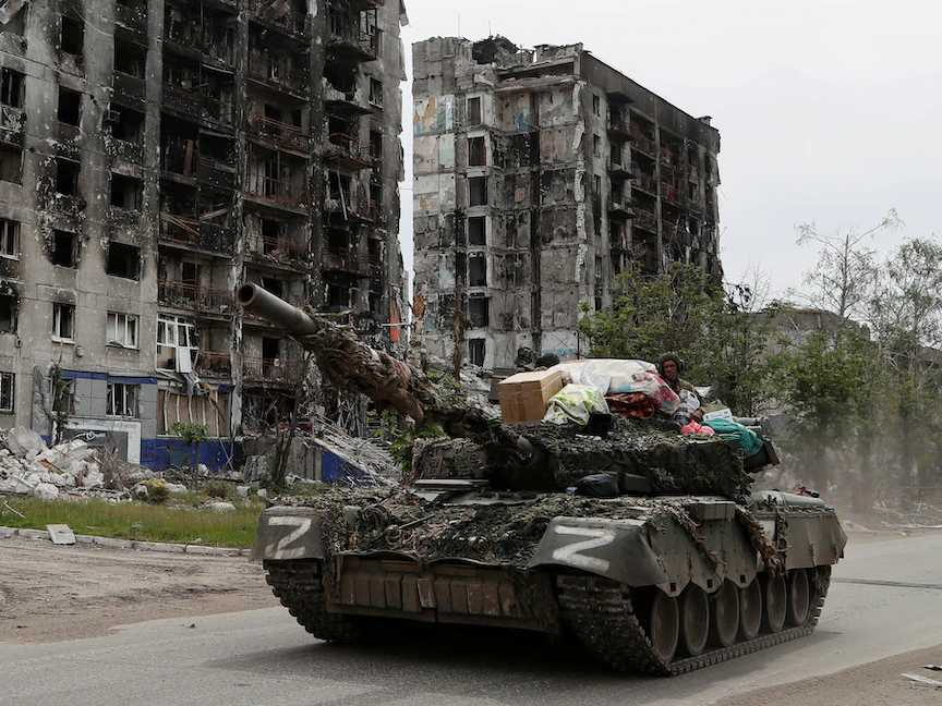 دبابة للموالين لروسيا عليها شعار ( z ) خلال الصراع بين أوكرانيا وروسيا في بلدة بوباسنا في منطقة لوغانسك، أوكرانيا - 26 مايو 2022 - REUTERS