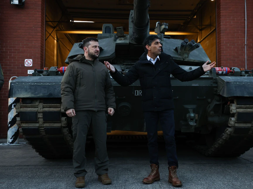 الرئيس الأوكراني فولوديمير زيلينسكي ورئيس الوزراء البريطاني ريشي سوناك خلال لقائهما مع عناصر من الجيش الأوكراني تتلقى تدريبات على دبابات "تشالنجر 2" ببريطانيا. 8 فبراير 2023 - Bloomberg