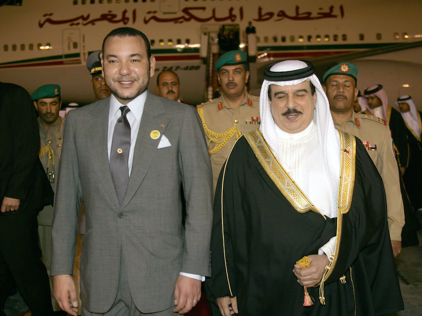 ملك البحرين حمد بن عيسى آل خليفة يستقبل العاهل المغربي الملك محمد السادس في المنامة، 24 نوفمبر 2005 - AFP