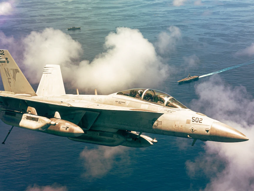 مقاتلة من طراز EA-18G Growler تحلّق فوق حاملة الطائرات الأميركية "يو إس إس ريجان" فوق الخليج العربي. 9 أغسطس 2021 - AFP