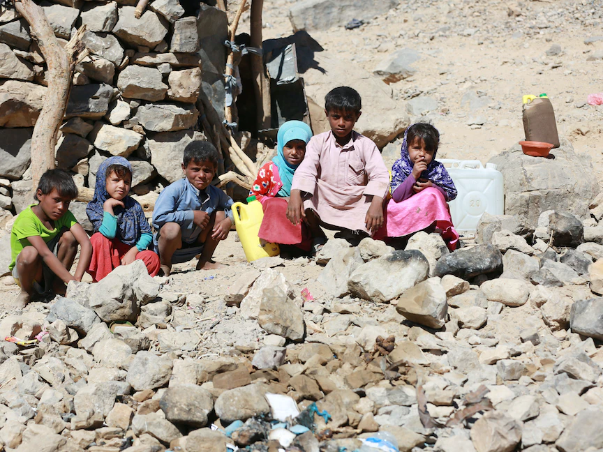 أطفال نازحون في مخيم للاجئين بين مأرب وصنعاء، اليمن - Reuters