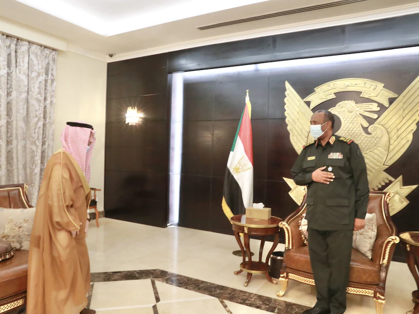 رئيس المجلس السيادي بالسودان عبدالفتاح البرهان يستقبل وزير الدولة السعودي للشؤون الإفريقية أحمد بن عبدالعزيز قطان بالخرطوم - 17 فبراير 2021 - Twitter