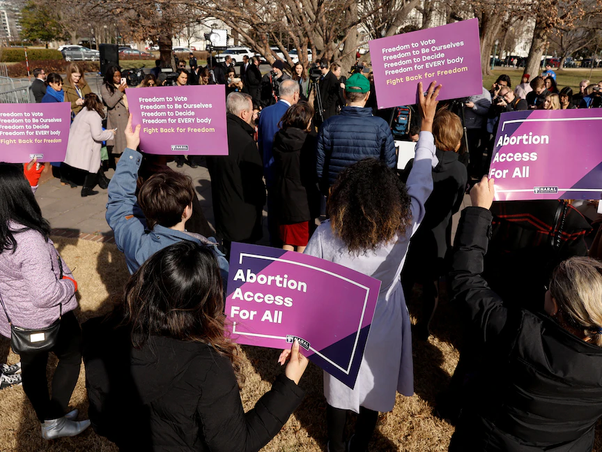 متظاهرون يحملون لافتات مؤيدة لإجازة حبوب لإجهاض أمام مبنى الكابيتول في واشنطن. 24 يناير 2023 - REUTERS