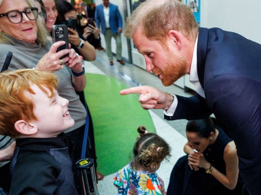 الأمير هاري يتحدث عن "صعوبات الأبوة" خلال زيارة إلى أستراليا