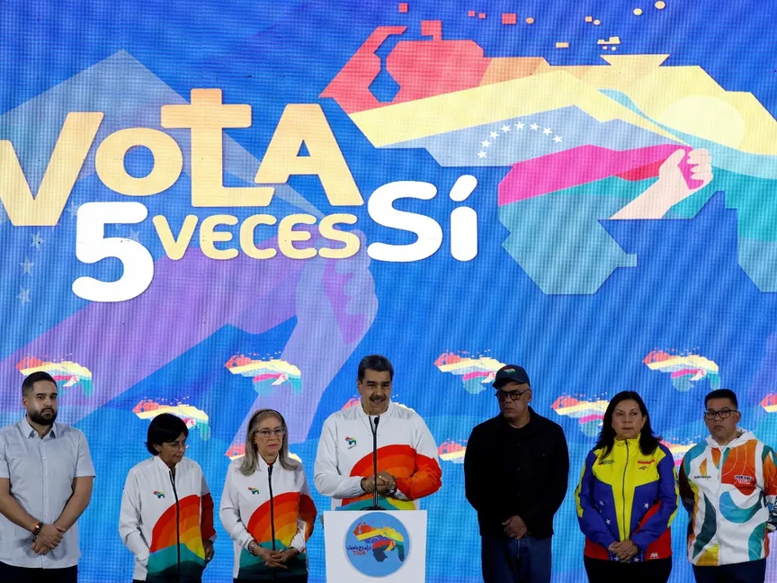 الرئيس الفنزويلي نيكولاس مادورو يخاطب وسائل الإعلام بعد التصويت في استفتاء بشأن حقوق فنزويلا في منطقة إسكويبا الخاضعة لإدارة جويانا، كاراكاس، فنزويلا. 3 ديسمبر 2023 - Reuters