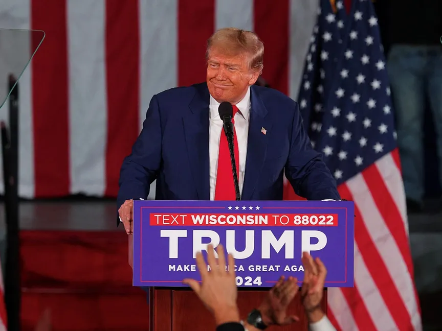 الرئيس الأميركي السابق دونالد ترمب خلال تجمع انتخابي في بلدة واوكيشا بولاية ويسكونسن. 1 مايو 2024 - REUTERS