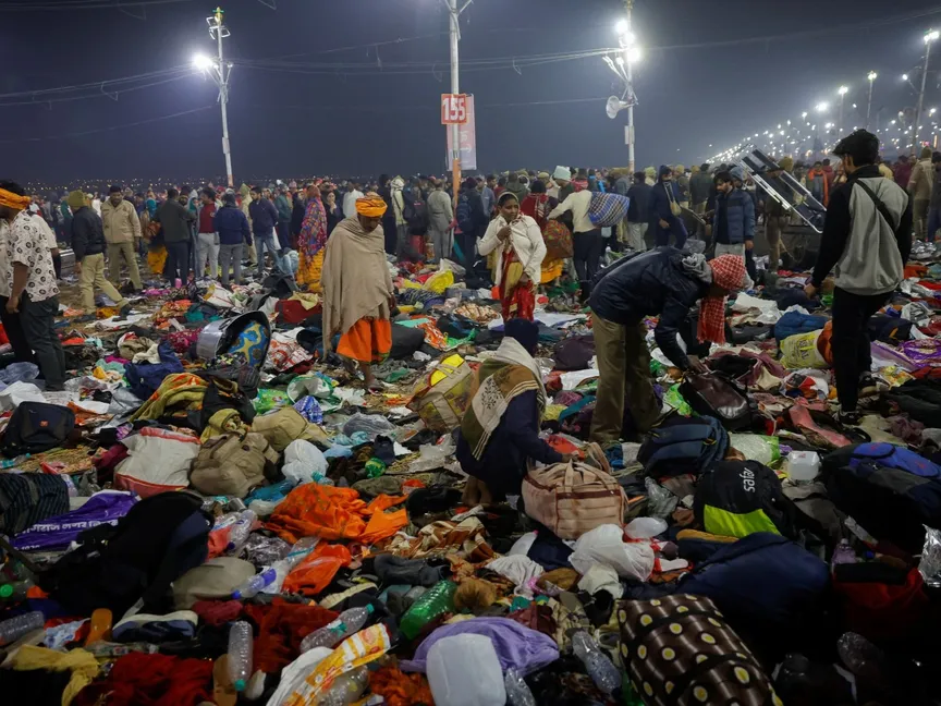 هنود يبحثون عن متعلقاتهم بعد تدافع قبل شاهي سنان الثاني (الحمام الملكي) في مها كومبه ميلا أو مهرجان الرامي العظيم، في براياجراج، الهند. 29 يناير 2025 - Reuters