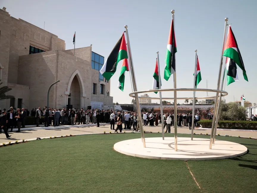 أعلام فلسطين أمام مقر انعقاد المؤتمر العام الثامن لحركة "فتح" في رام الله بالضفة الغربية المحتلة. 14 مايو 2026 - Reuters
