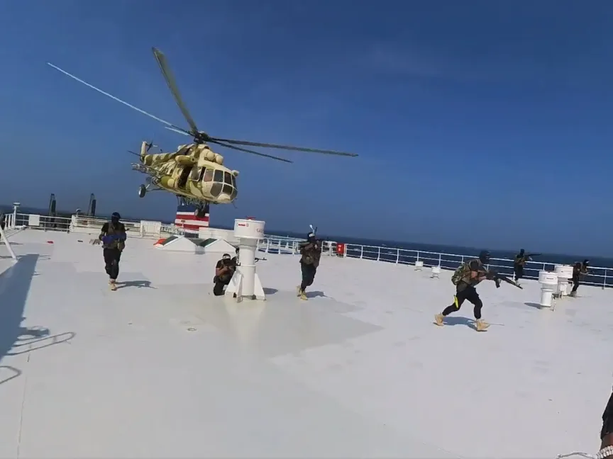 صورة مأخوذة من مقطع فيديو نشرته جماعة "الحوثي" في اليمن خلال عملية استيلاء على سفينة تجارية في البحر الأحمر - "إعلام الحوثيين"