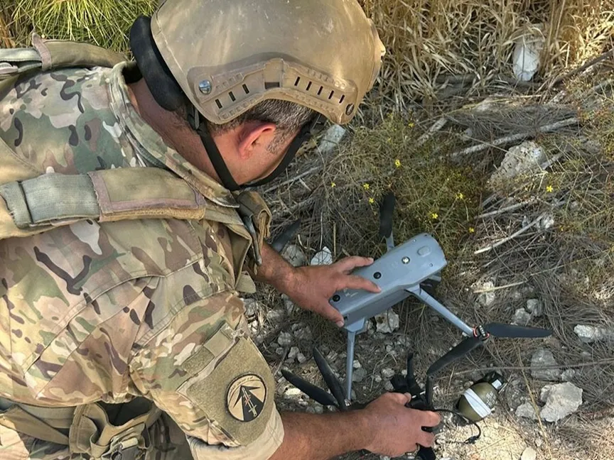 دورية من الجيش اللبناني تعثر على مسيرة إسرائيلية تحمل قنبلة بعد سقوطها في خراج بلدة ميس الجبل– مرجعيون. 26 يوليو 2025 - lebarmy.gov.lb