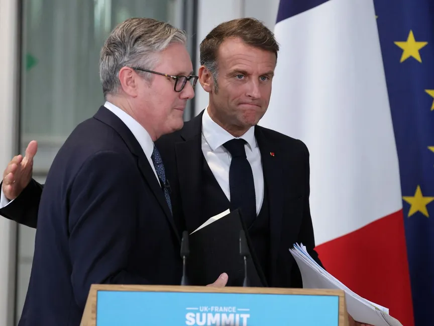 رئيس الوزراء البريطاني كير ستارمر والرئيس الفرنسي إيمانويل ماكرون خلال مؤتمر صحافي مشترك في قاعدة عسكرية في مقر نورثوود في شمال غرب لندن، بريطانيا. 10 يوليو 2025 - via REUTERS