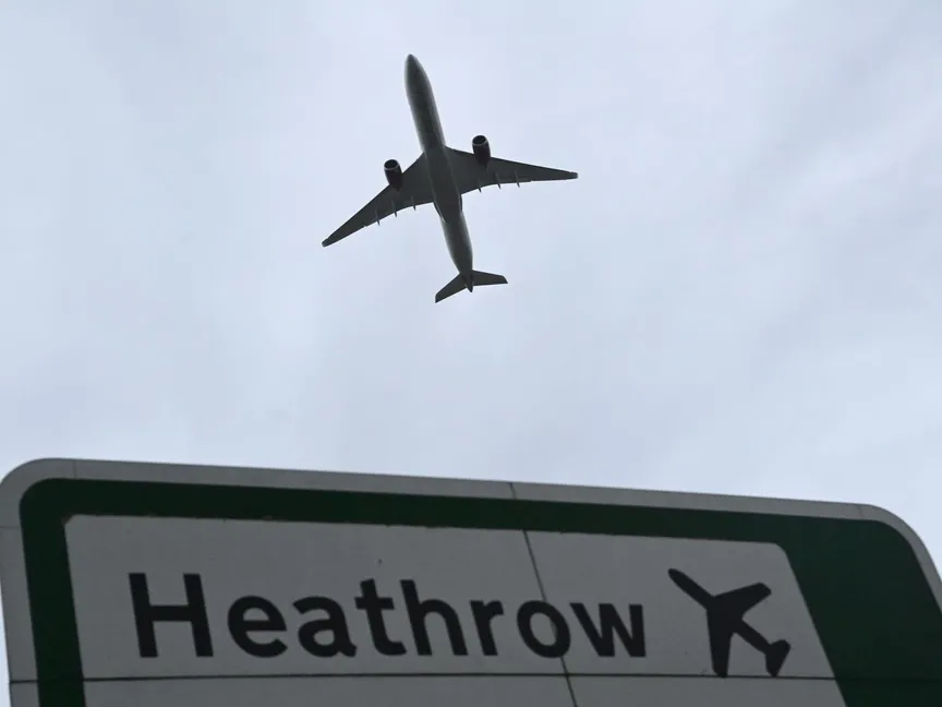 طائرة تحلق فوق مطار هيثرو في العاصمة البريطانية لندن - REUTERS