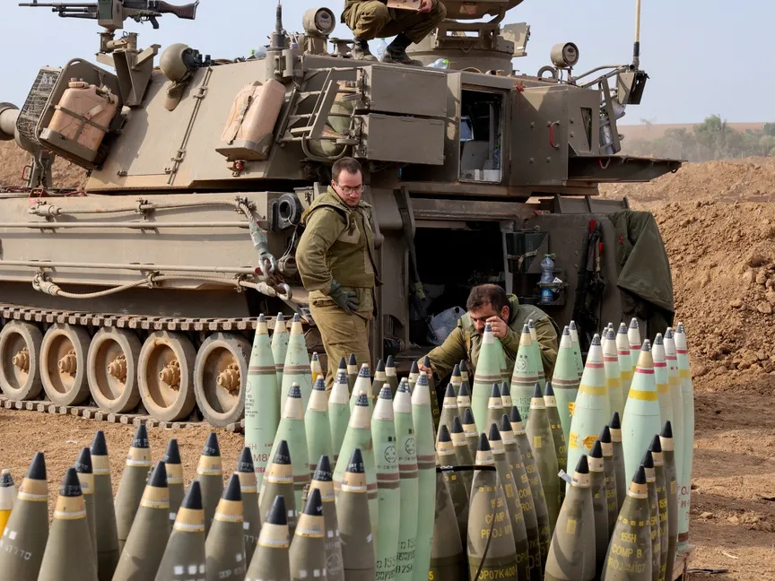 قذائف مدفعية بجوار مدرعة إسرائيلية قرب الحدود مع غزة. 9 أكتوبر 2023 - AFP