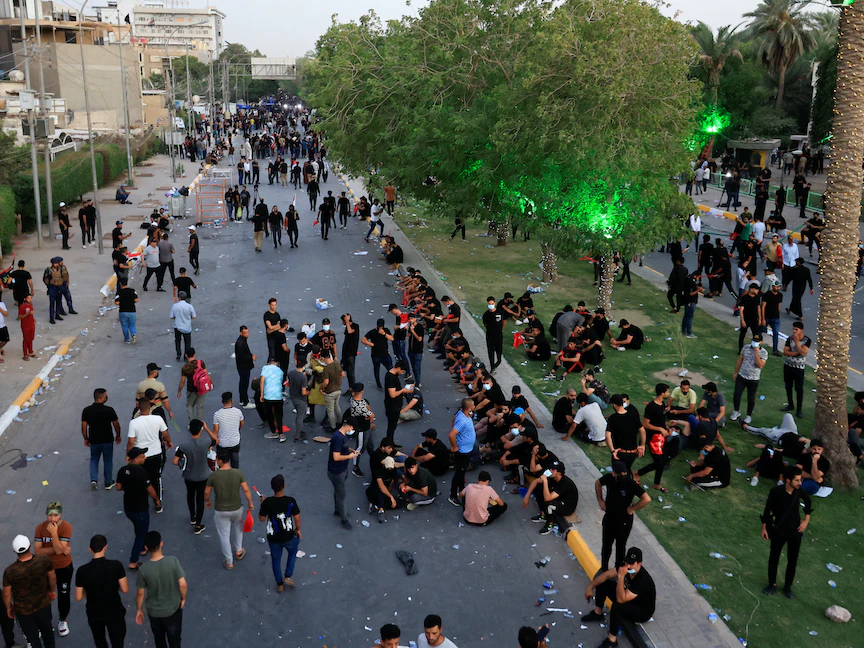 أنصار الإطار التنسيقي يتجمعون خلال اعتصام وسط أزمة سياسية قرب المنطقة الخضراء في العاصمة العراقية بغداد - 12 أغسطس 2022. - REUTERS