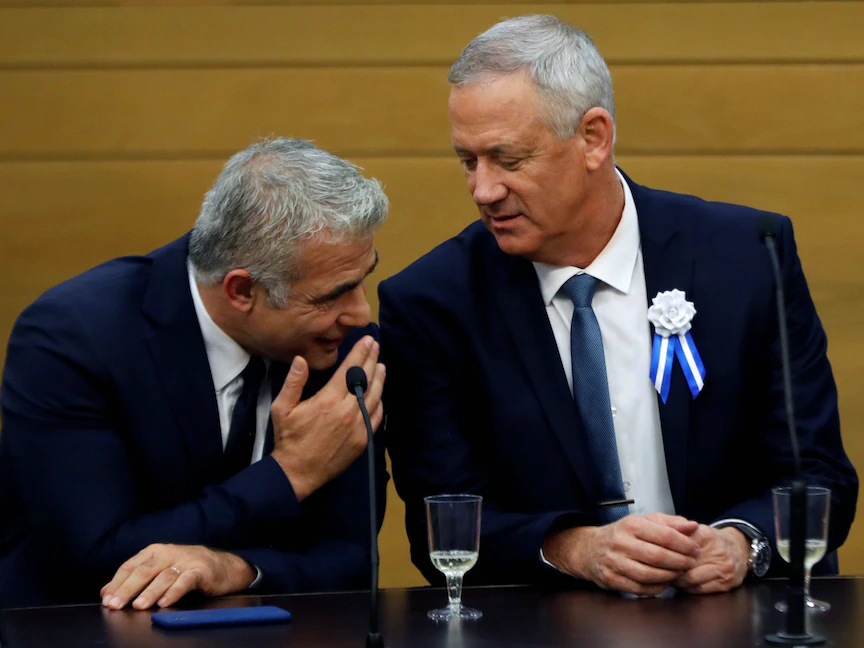 يائيير لَبيد (يسار) وبيني غانتس في الكنيست- 3 أكتوبر 2019 - REUTERS