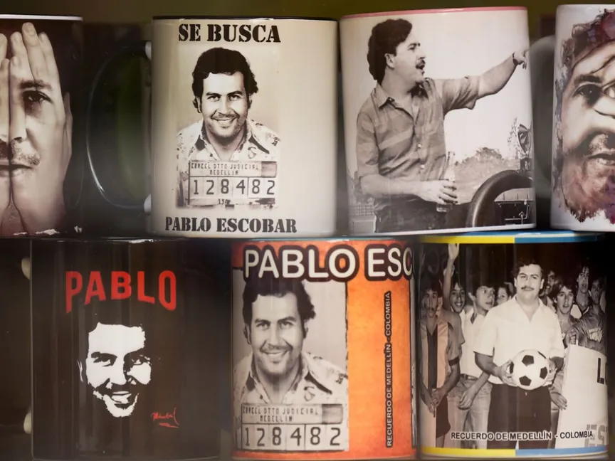 صور تاجر المخدرات الكولومبي الشهير بابلو إسكوبار في متجر للهدايا التذكارية في ميديلين - كولومبيا. - AFP