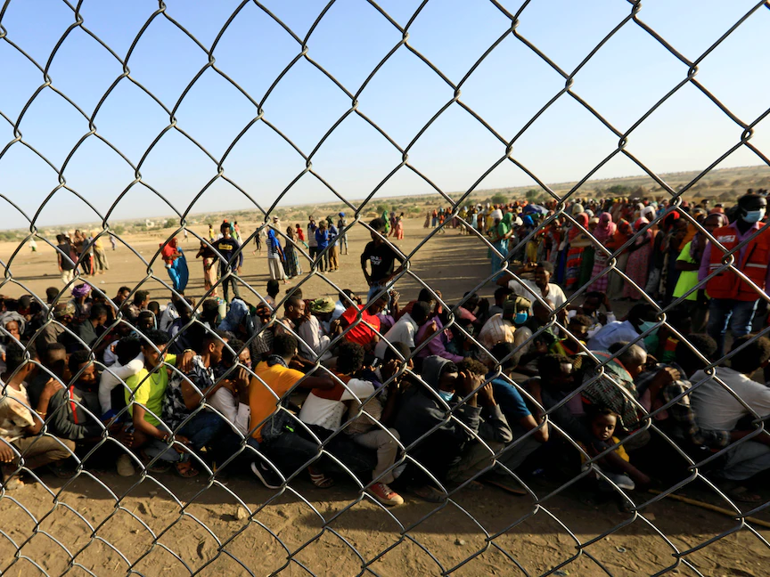 إثيوبيون فروا من القتال الدائر في منطقة تيجراي يينتظرون تلقي المساعدات الغذائية في قرية الحميدية بولاية كسلا الشرقية، السودان- 15 ديسمبر 2020 - REUTERS