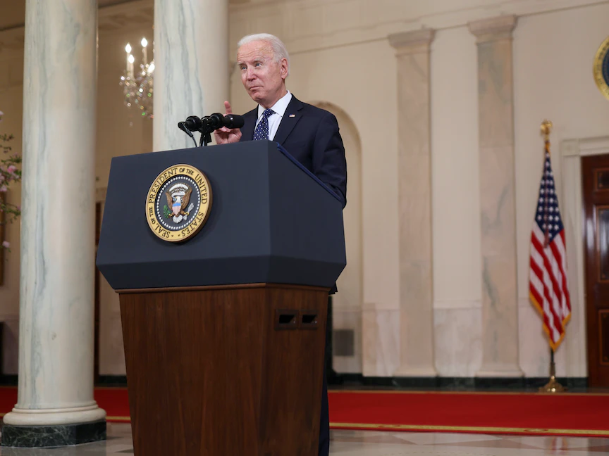 الرئيس الأميركي جو بايدن خلال إلقائه كلمة عن إدانة المتهم بقتل جورج فلويد- 20 أبريل 2021 - REUTERS