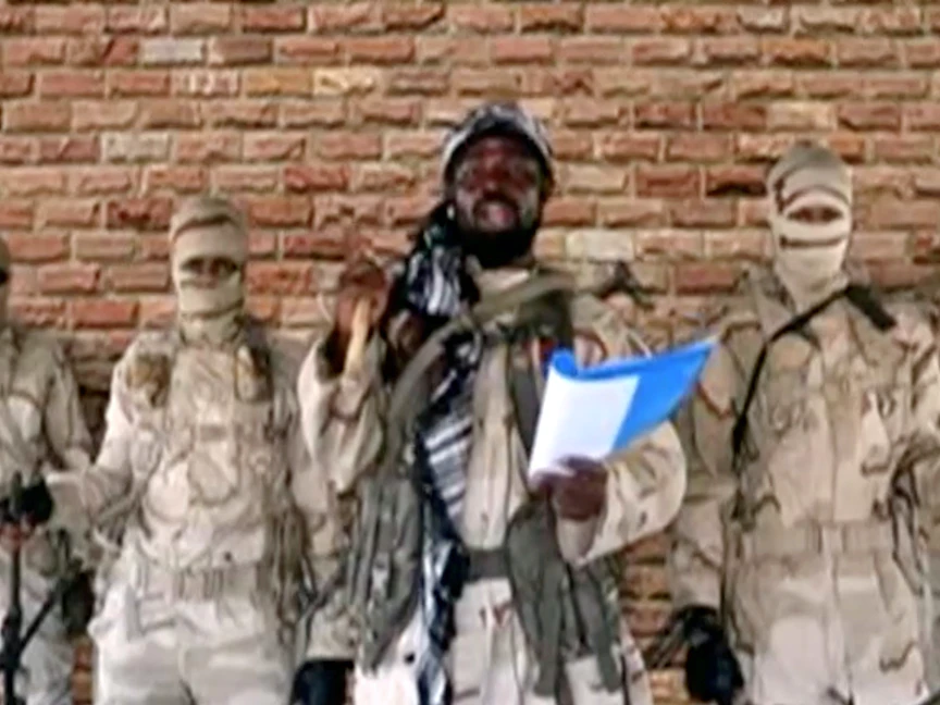 زعيم بوكو حرام أبو بكر شيكاو يتحدث أمام حراس في مكان مجهول في نيجيريا، 15 يناير 2018 - REUTERS